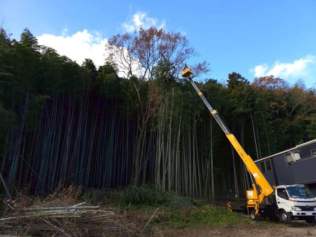 22ｍの高所作業車に乗って作業中